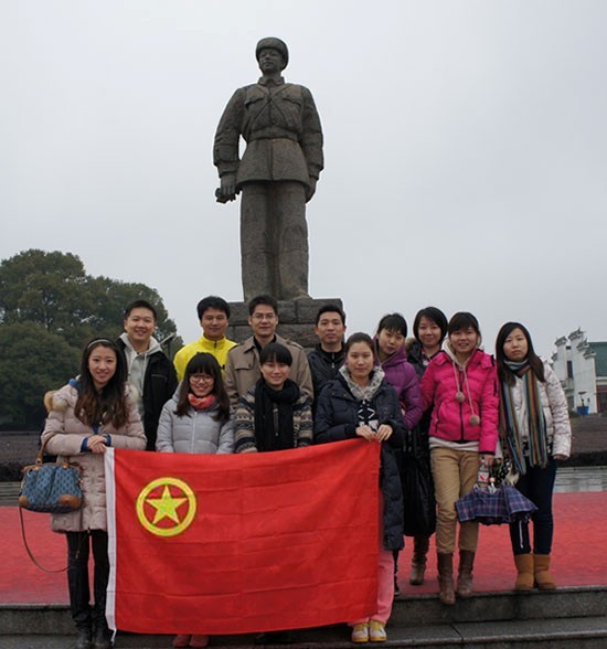 “学雷锋，献爱心”——中国共产主义青年团华体会官方版网站登录入口-华体会（中国）集团股份有限公司委员会开展慰问贫困学生助学活动
