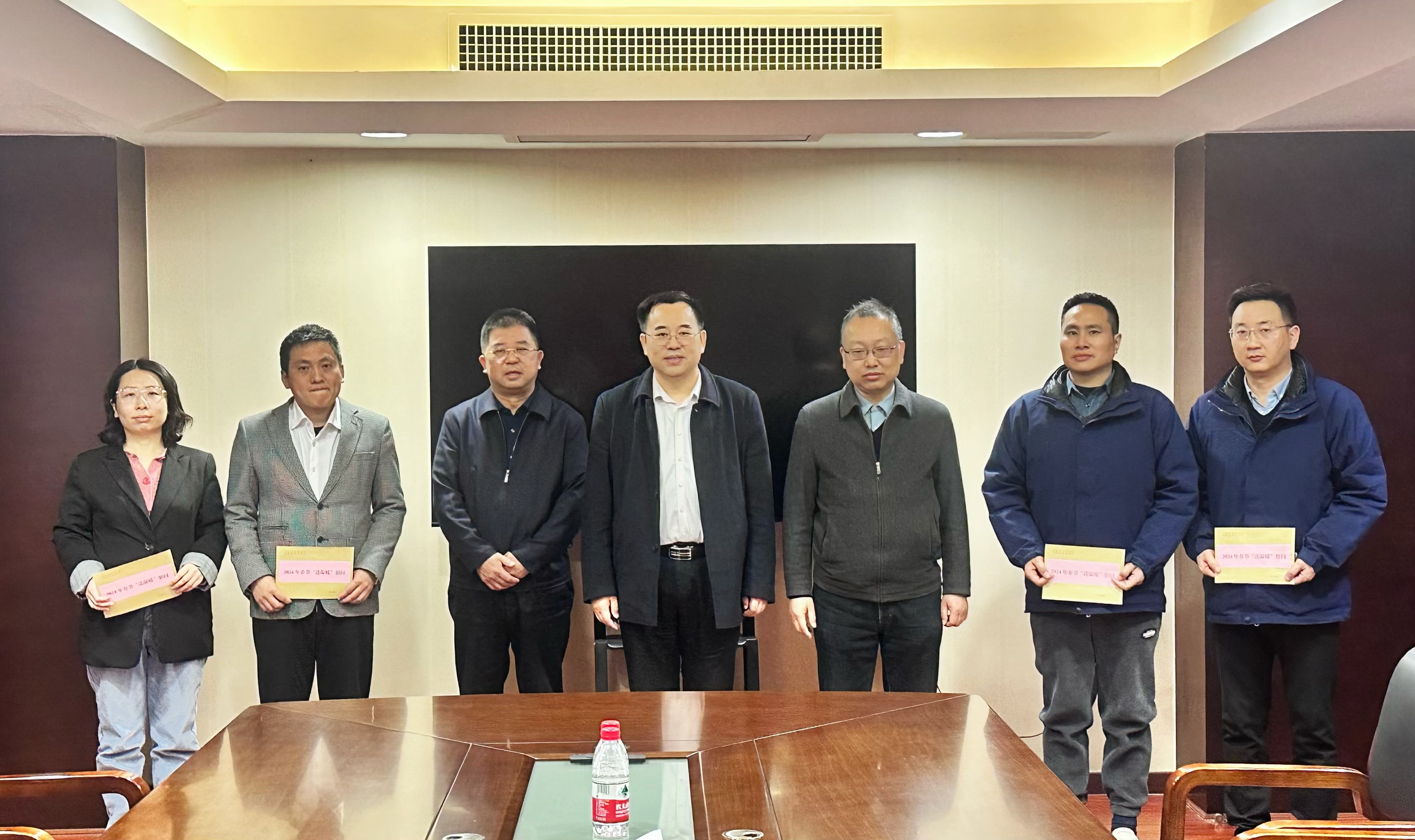 寒冬送温暖，关爱暖人心——华体会官方版网站登录入口-华体会（中国）开展2024年春节“送温暖”走访慰问活动