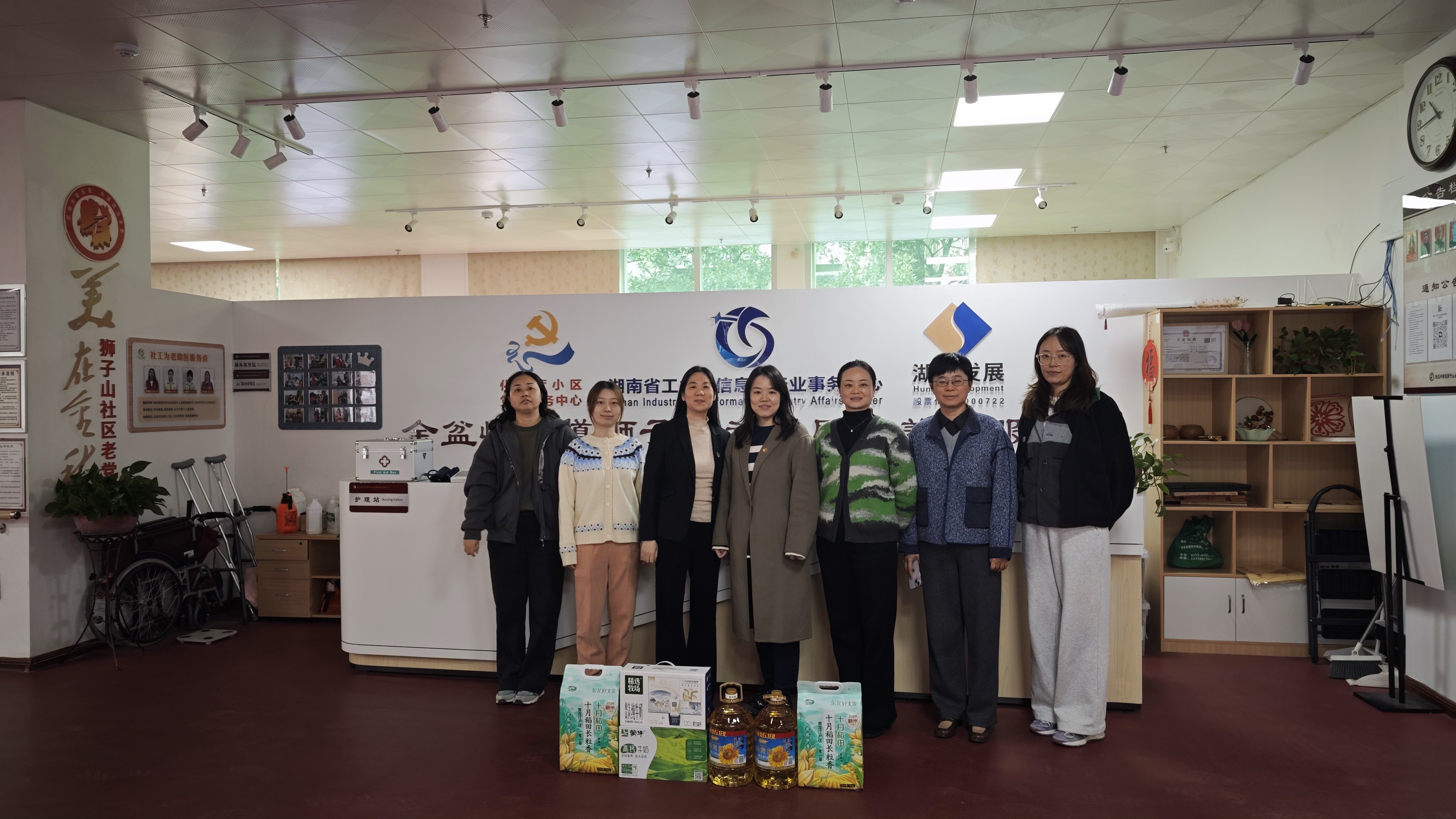 华体会官方版网站登录入口-华体会（中国）证券事务与资金财务党支部开展“关爱独居老人”志愿服务活动